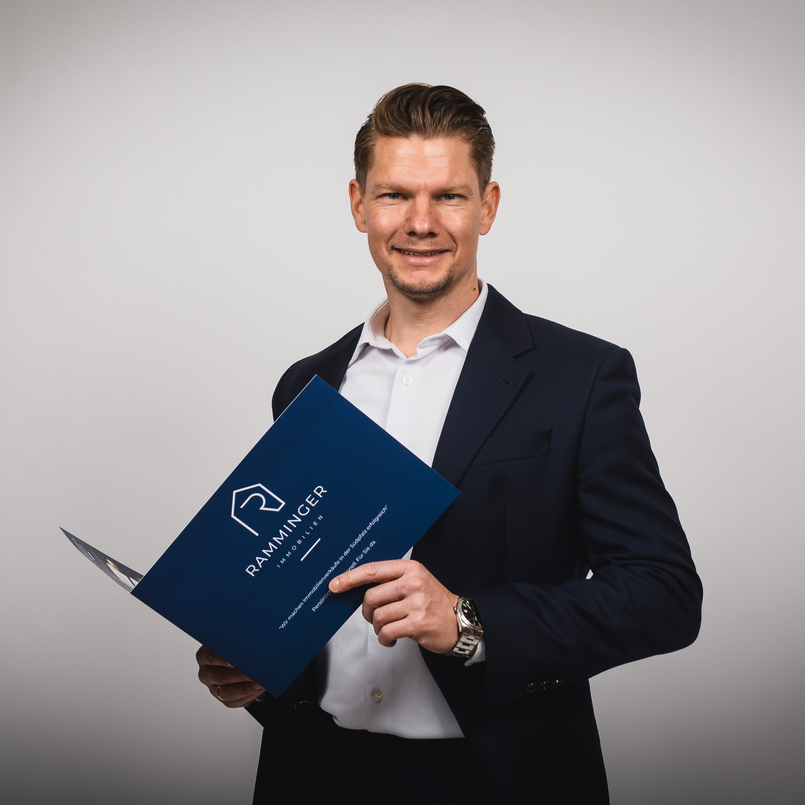 7c0d9e35-quadratisch-scaled RAMMINGER IMMOBILIEN Portrait Sebastian Ramminger